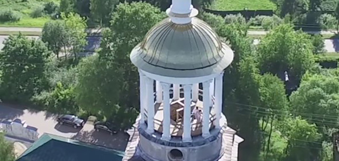 Drone capta a pareja teniendo relaciones sexuales en la cúpula de una iglesia