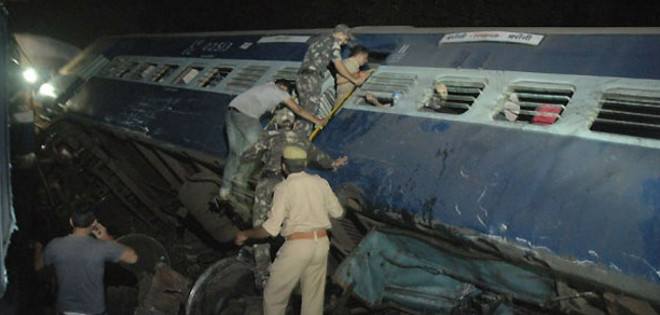 Doce muertos en un choque de trenes en India