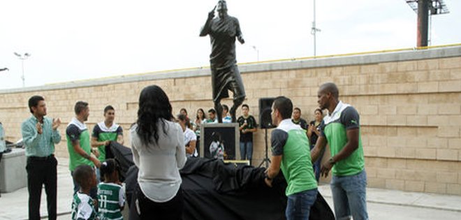 Se develó estatua del &quot;Chucho&quot; Benítez en Torreón