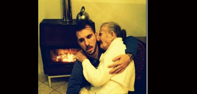 La foto de una abuela y su nieto conmueve al mundo