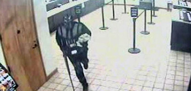 Hombre se disfraza de “Darth Vader” para robar un banco
