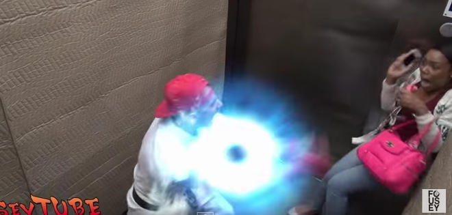 Personajes de Street Fighter causan terror al interior de un ascensor