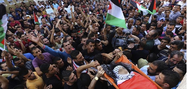 Miles de personas despiden al menor palestino asesinado por fuerzas israelíes