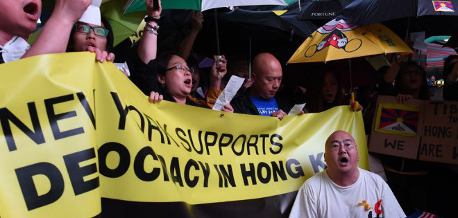 Manifestantes neoyoquinos sacan paraguas a Times Square para apoyar protestas en Hong Kong