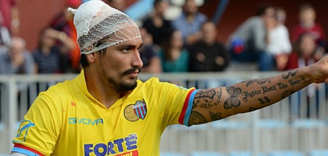 Futbolista argentino se fractura el cráneo por caída de barra de pesas