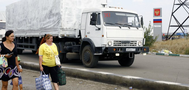 Guardias ucranianos combaten columna de blindados que cruzó frontera con Rusia