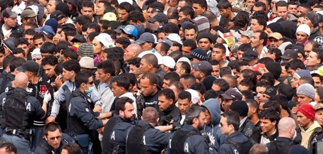 Inmigrantes protestan en frontera de Italia con Francia