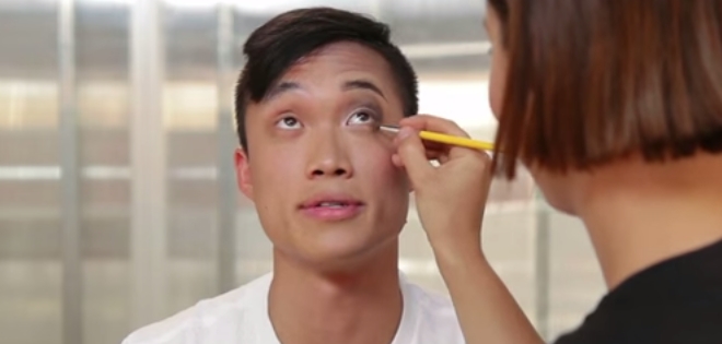 VIDEO: Chicos experimentan por primera vez las molestias de maquillarse