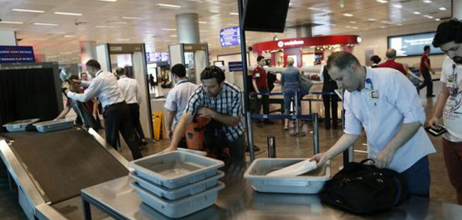 El aeropuerto de Estambul vuelve a operar en forma limitada tras los atentados