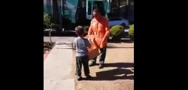 Un niño recibe un regalo inesperado de los empleados de la basura