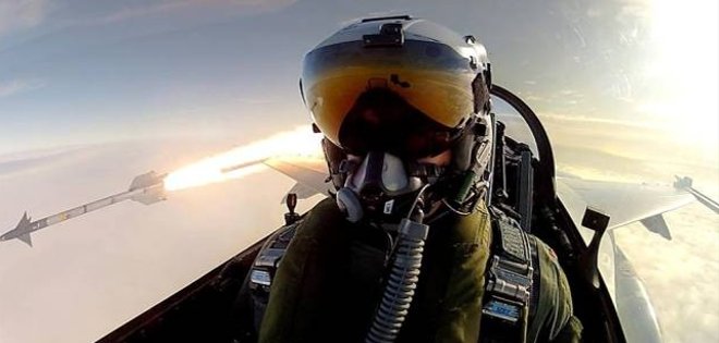 El &#039;selfie&#039; más destructivo: un piloto se fotografía mientras lanza misiles