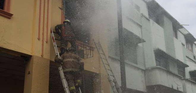 Registran incendio en un local comercial en centro de Guayaquil