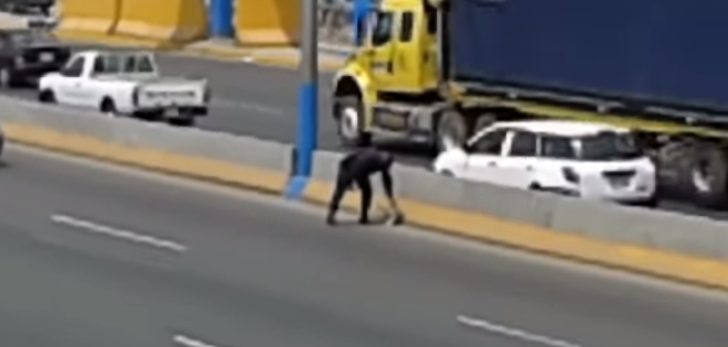(VIDEO) Policía peruano detiene el tránsito para rescatar a un perrito