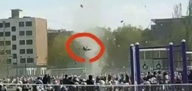 Un torbellino eleva a un estudiante por el aire en China