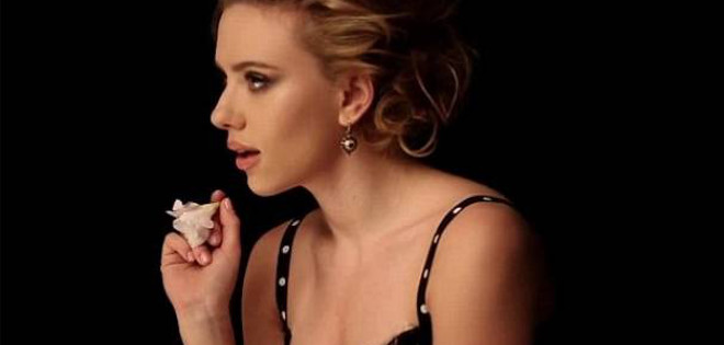 Scarlett Johansson le copia el look a Marilyn Monroe