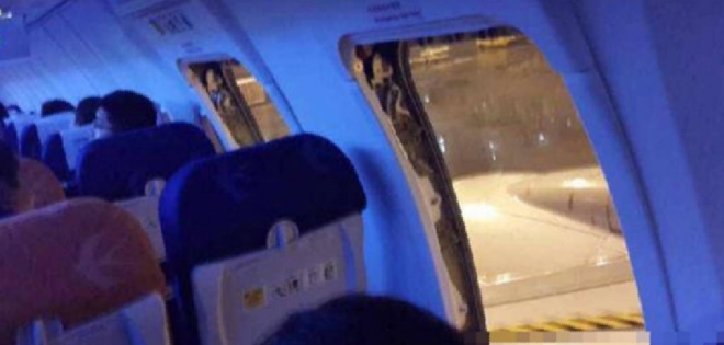 25 pasajeros detenidos en China por abrir puerta de emergencia de avión