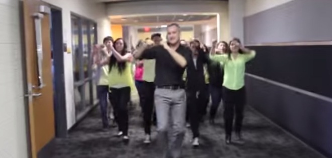(VIDEO) Puso a sus alumnos a bailar “Uptown Funk” en los corredores