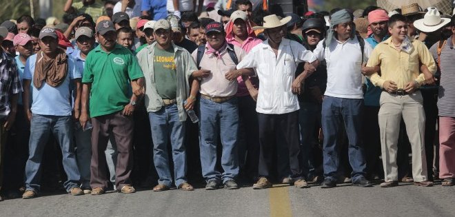 Padres de estudiantes mexicanos desaparecidos piden retiro de militares