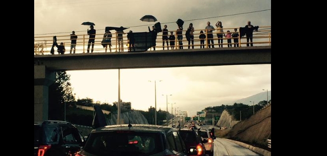Marcha con banderas negras se dirige a Tababela para recibir al presidente Correa