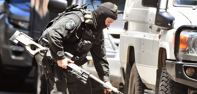 Secuestrador despliega bandera islámica en toma de rehenes en un café de Sídney