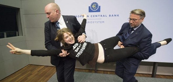 Curiosa protesta de feministas contra presidente de BCE