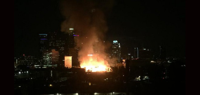 Un incendio en un edificio de Los Ángeles provoca el corte de dos autopistas