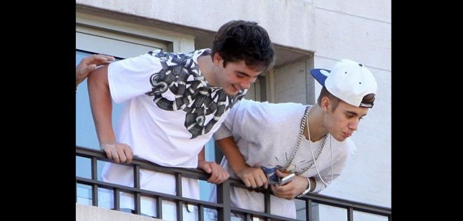 Justin Bieber escupe a sus fans desde un balcón en Canadá