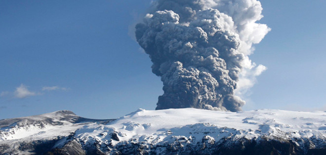 Volcán islandés Bardarbunga entra en erupción, prohíben sobrevolarlo