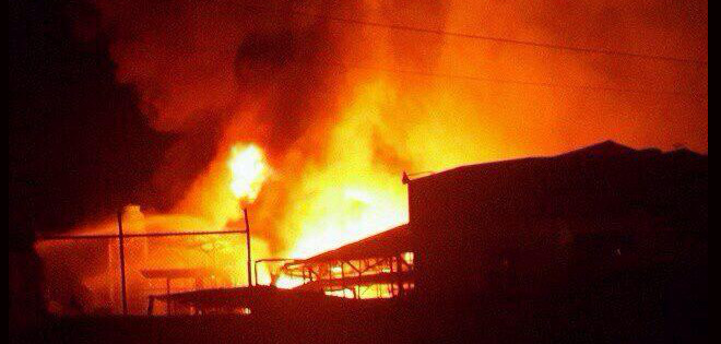 Incendio consumió fábrica de baterías en el noroeste de Guayaquil