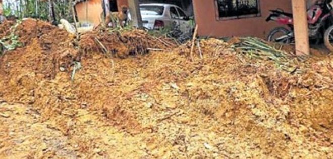 Deslizamientos de tierra cubrió cementerio de Portovelo en El Oro