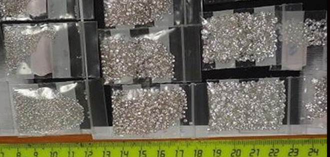 Detenido en la aduana china con 7.000 diamantes ocultos en su ropa interior