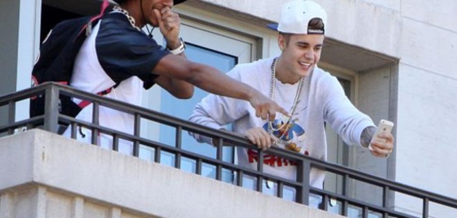 Justin Bieber escupe a sus fans desde un balcón en Canadá