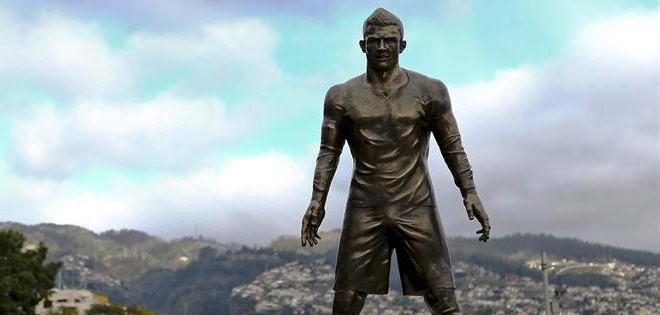 Sugestiva estatua de Cristiano Ronaldo causa comentarios