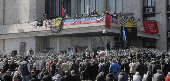 Evacúan la sede del Gobierno separatista en Donetsk debido a los bombardeos