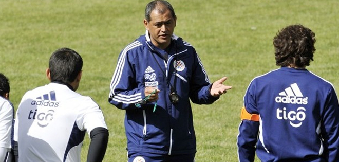 Arce dirige primer entrenamiento con Paraguay