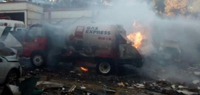 Sube a 18 el saldo de muertos por explosión de camión cisterna en México