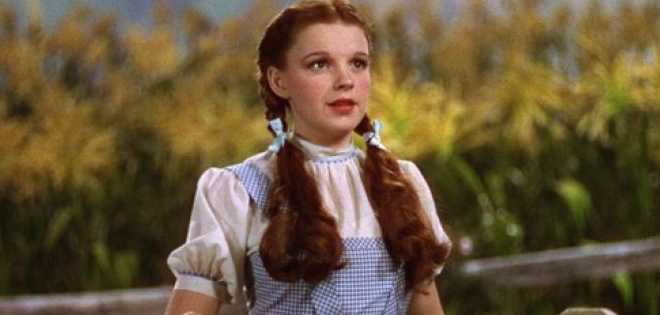Vestido de Dorothy de &quot;El mago de Oz&quot; será subastado por un millón dólares