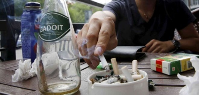China endurece su legislación y prohíbe fumar en los lugares públicos de Pekín