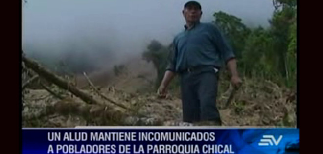 Tulcán: Derrumbe en vía deja incomunicada a pobladores de Chical