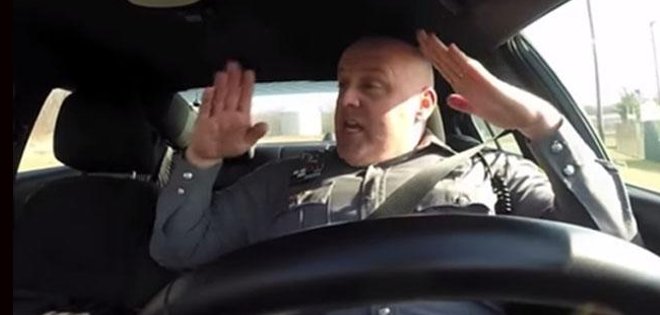 (VIDEO) Un policía fue grabado mientras cantaba como Taylor Swift