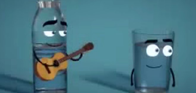 (VIDEO) La canción de los vasos de agua que se ha hecho viral