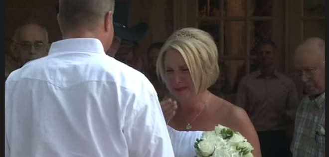 (VIDEO) Vio caminar a su pareja por primera vez el día de su boda