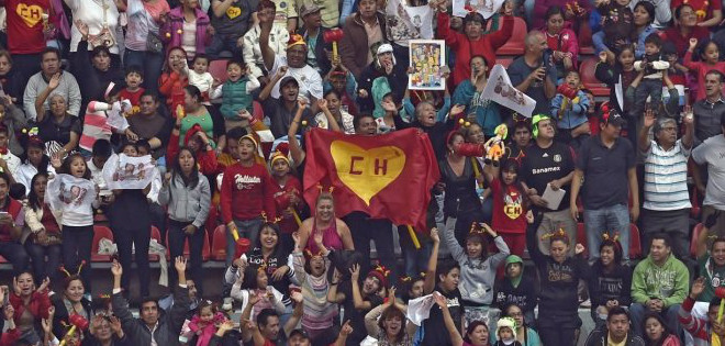 Miles de personas colman el Estadio Azteca para despedir a Chespirito