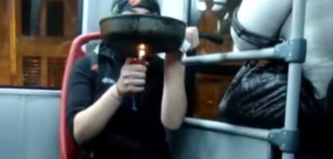 (VIDEO) La joven que cocina en un autobús