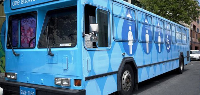 Bus se transforma en ducha móvil para indigentes en California