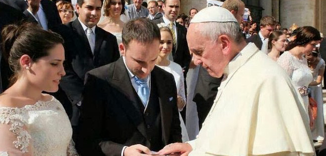 Papa Francisco casó hoy 20 parejas que ‘viven en el pecado’
