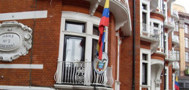 Ecuador dice que la policía tardó dos horas en actuar ante intrusión embajada
