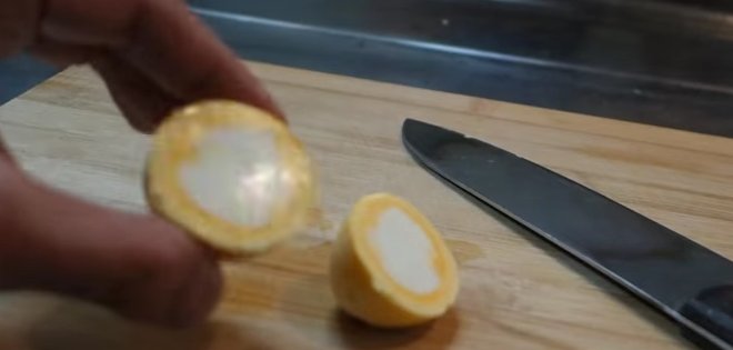 Aprenda cómo invertir el color y obtenga un huevo amarillo con yema blanca