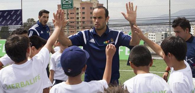 Las estrellas del Galaxy enseñan fútbol a niños ecuatorianos