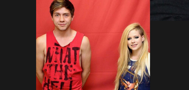 Nada es más incómodo que estas fotos de Avril Lavigne con sus fans